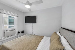 2 bedrooms, WiFi - Fully Renovated 2 BR OceanGrove Penthouse Suite #8 (Neptune Township)