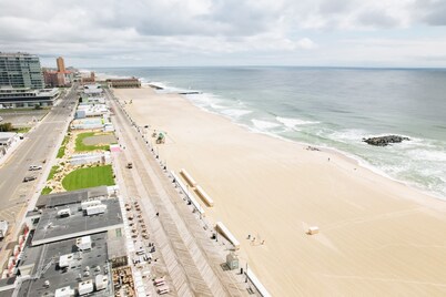 Fully Renovated 2 BR OceanGrove Penthouse Suite #8