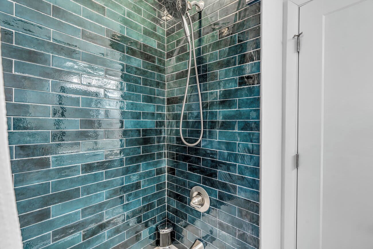 Douche, sèche-cheveux, serviettes fournies, papier toilette