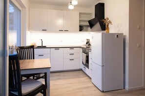 Kjøleskap, kokeplater, oppvaskmaskin og kaffetrakter/tekoker