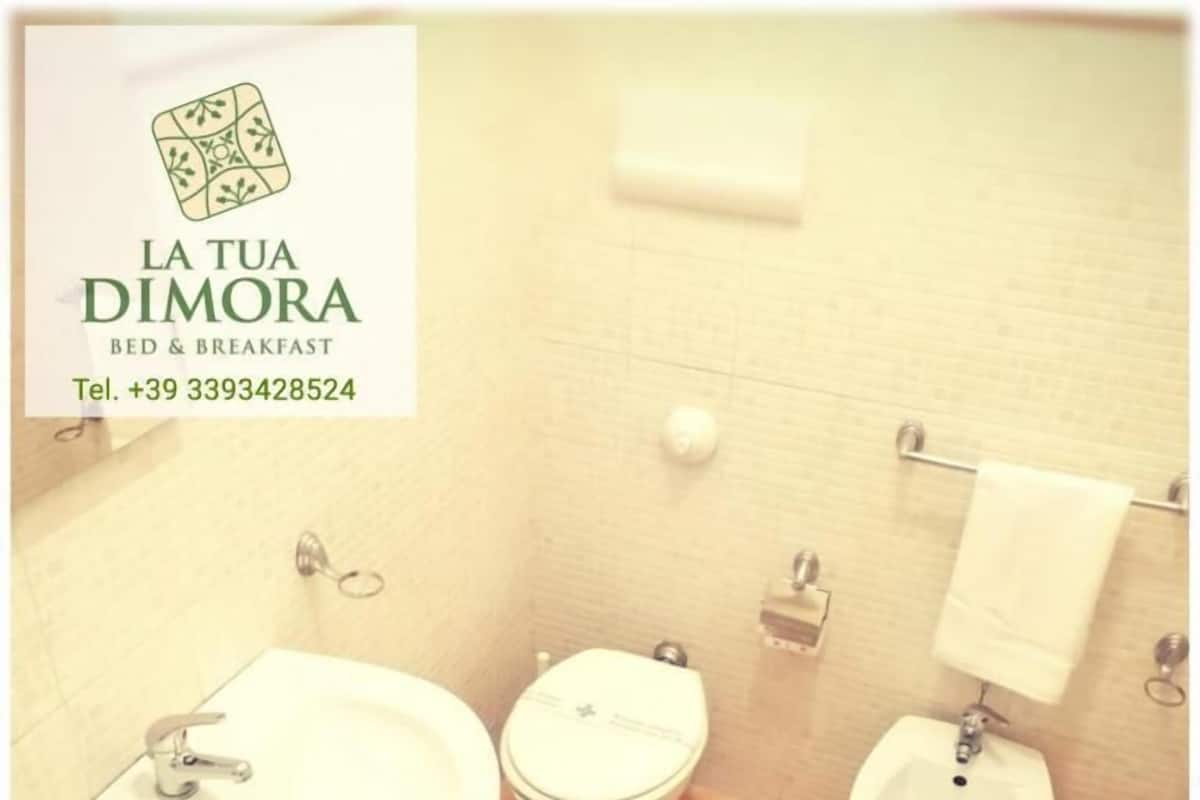 Un baño pequeño con lavamanos, inodoro y bidé.