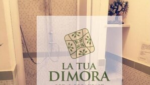 A bathroom with a shower, toilet, and sink. - B&B LA TUA DIMORA (Palermo)