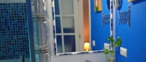 Asciugamani, sapone, carta igienica