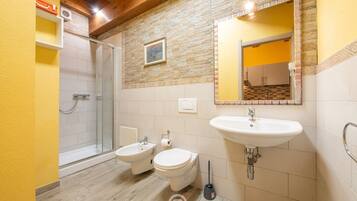 Doccia, asciugacapelli, bidet, asciugamani