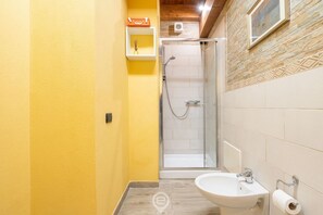 Regadera, secadora de cabello, bidet, toallas 