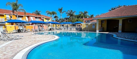 Utomhuspool och uppvärmd pool