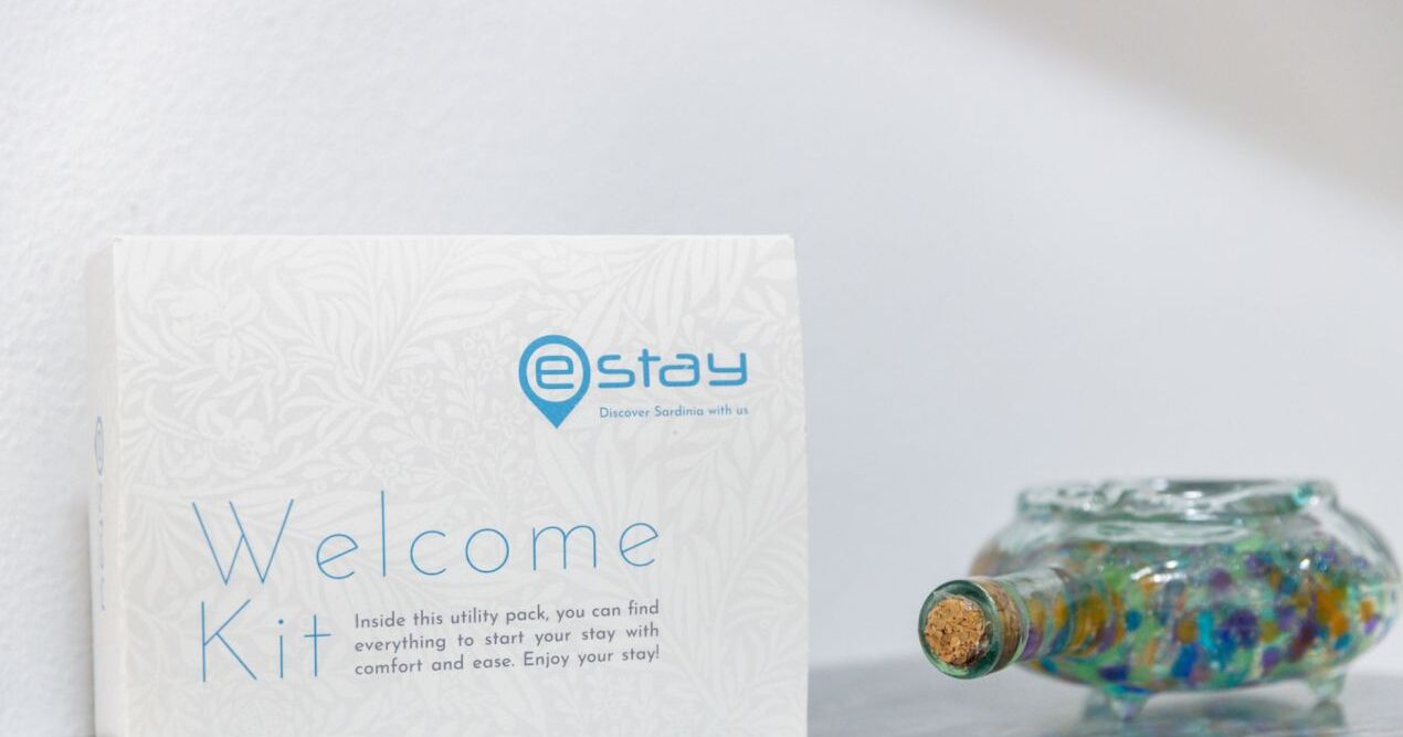 Ein Begrüßungsset mit dem Schriftzug „Stay“ und einer Information über die Entdeckung Sardiniens.