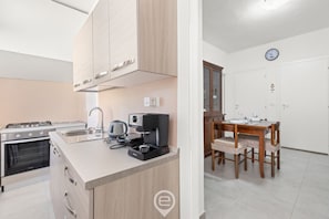 Kühlschrank, Ofen, Herdplatte, Kochgeschirr/Geschirr/Besteck