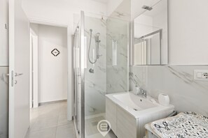 Dusche, Haartrockner, Bidet, Handtücher