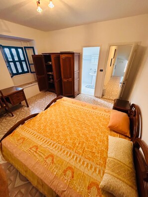 5 bedrooms, desk, iron/ironing board, free WiFi