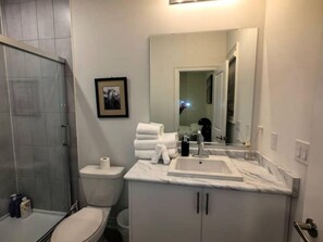 Dusche, Haartrockner, Handtücher, Seife