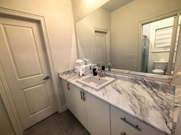 Dusche, Haartrockner, Handtücher, Seife