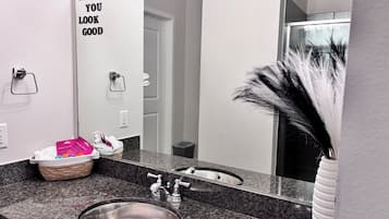 Regadera, secadora de cabello, toallas, jabón