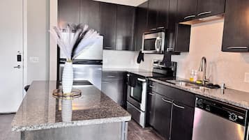 Geladeira, micro-ondas, fogão, cooktop