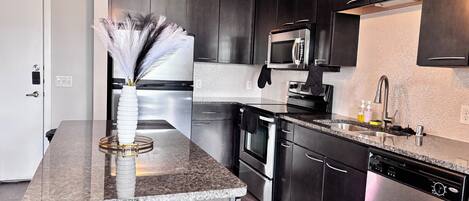 ثلاجة، ميكروويف، فرن، موقد طهي مسطح