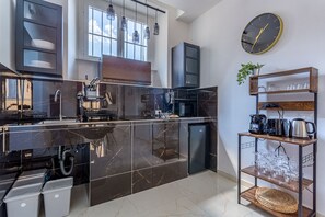 Mikrowelle, Ofen, Wasserkocher mit Kaffee-/Teezubehör