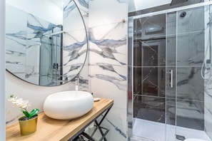 Shower, hair dryer, bidet, towels - iFlat | Monti Exclusive Domus S. Maria Maggiore (Roma)