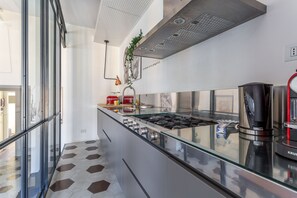 Een koelkast, een magnetron, een oven, een kookplaat