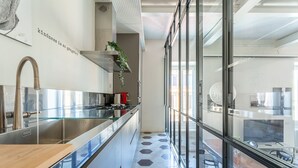Cafetera y tetera, refrigerador, microondas y horno 