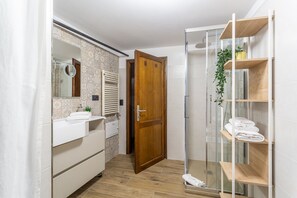 Bruser, hårtørrer, bidet