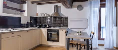 Fridge, oven, stovetop, dishwasher