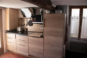 Mikrowelle, Ofen, Geschirrspüler, Wasserkocher mit Kaffee-/Teezubehör