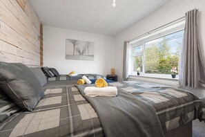 House, 3 Bedrooms - Long Stay 3BR House With Parking (Salford)