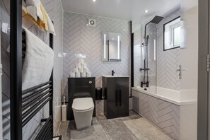House, 3 Bedrooms | Bathroom - Long Stay 3BR House With Parking (Salford)