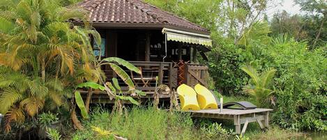 Chalet romantique, 1 lit double, vue sur le fleuve | Terrasse/patio