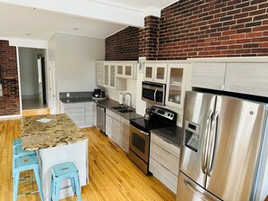 Kjøleskap, mikrobølgeovn, ovn og kokeplater