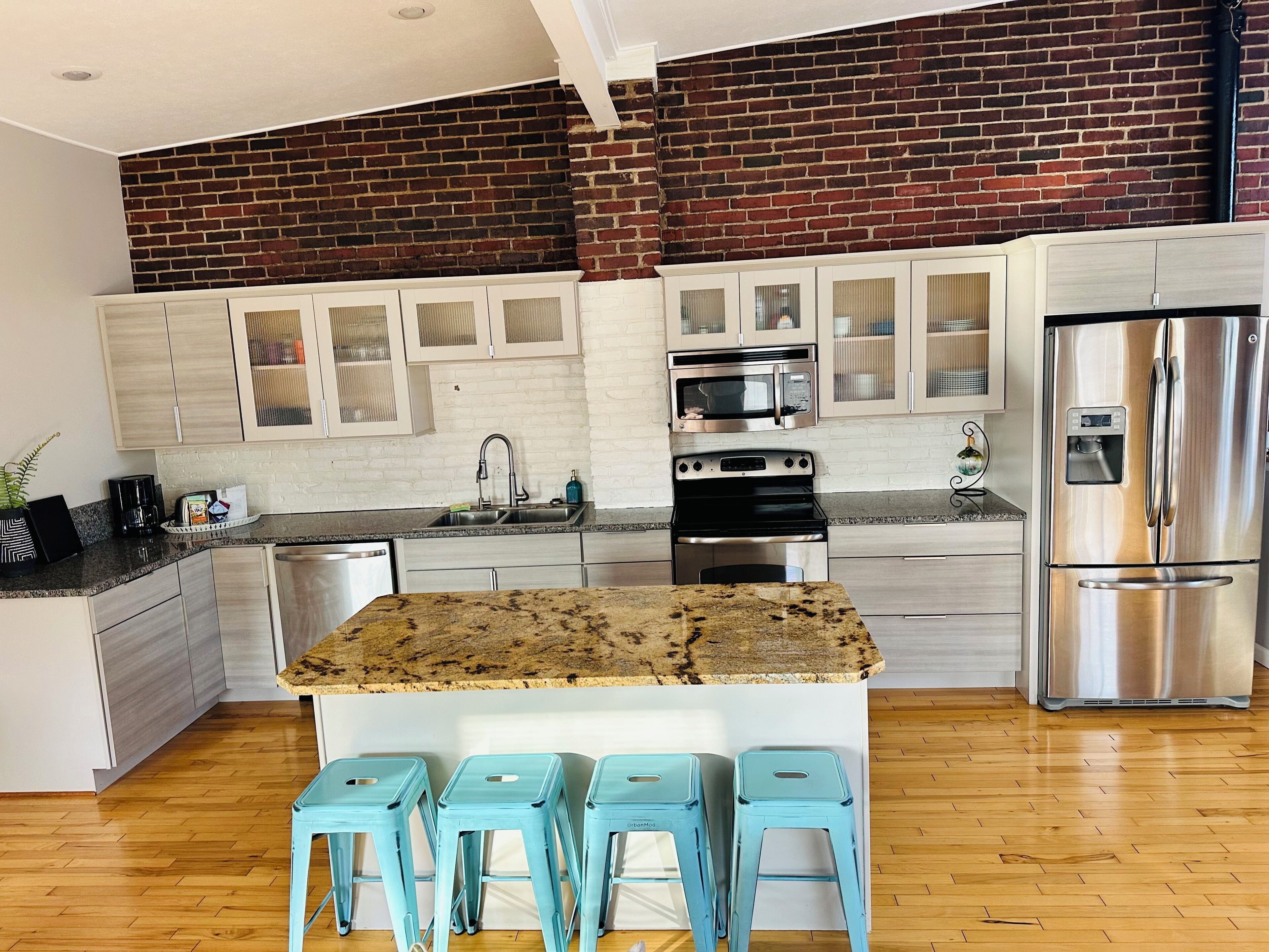 Geladeira, micro-ondas, fogão, cooktop