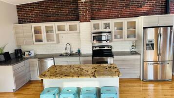 Geladeira, micro-ondas, fogão, cooktop