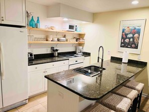 ثلاجة، ميكروويف، فرن، موقد طهي مسطح