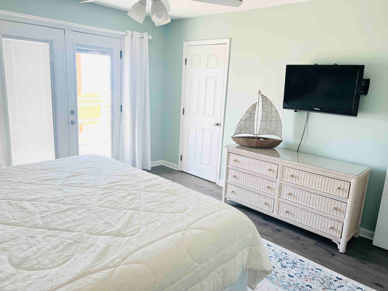 3 bedrooms, desk, iron/ironing board, travel crib
