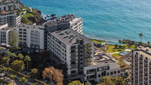 A high-rise hotel with multiple balconies overlooking a coastal area. - With pool in Funchal - Acqua Residence V (Funchal)