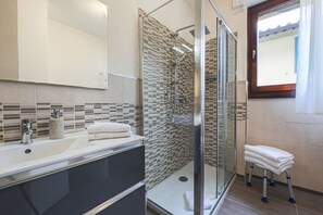 Dusche, Haartrockner, Bidet, Handtücher