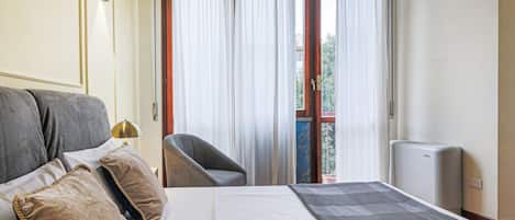 3 habitaciones, tabla de planchar con plancha, wifi y ropa de cama