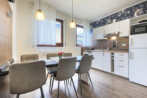 Kühlschrank, Mikrowelle, Herdplatte, Wasserkocher mit Kaffee-/Teezubehör