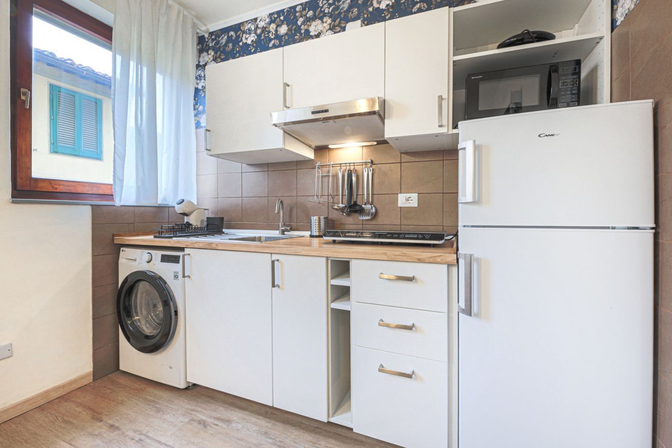 Refrigerador, microondas, placa de cocina, cafetera/tetera