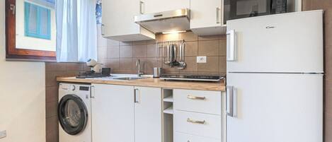 Fridge, microwave, stovetop, coffee/tea maker