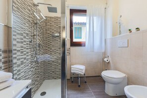 Douche, sèche-cheveux, bidet, serviettes fournies