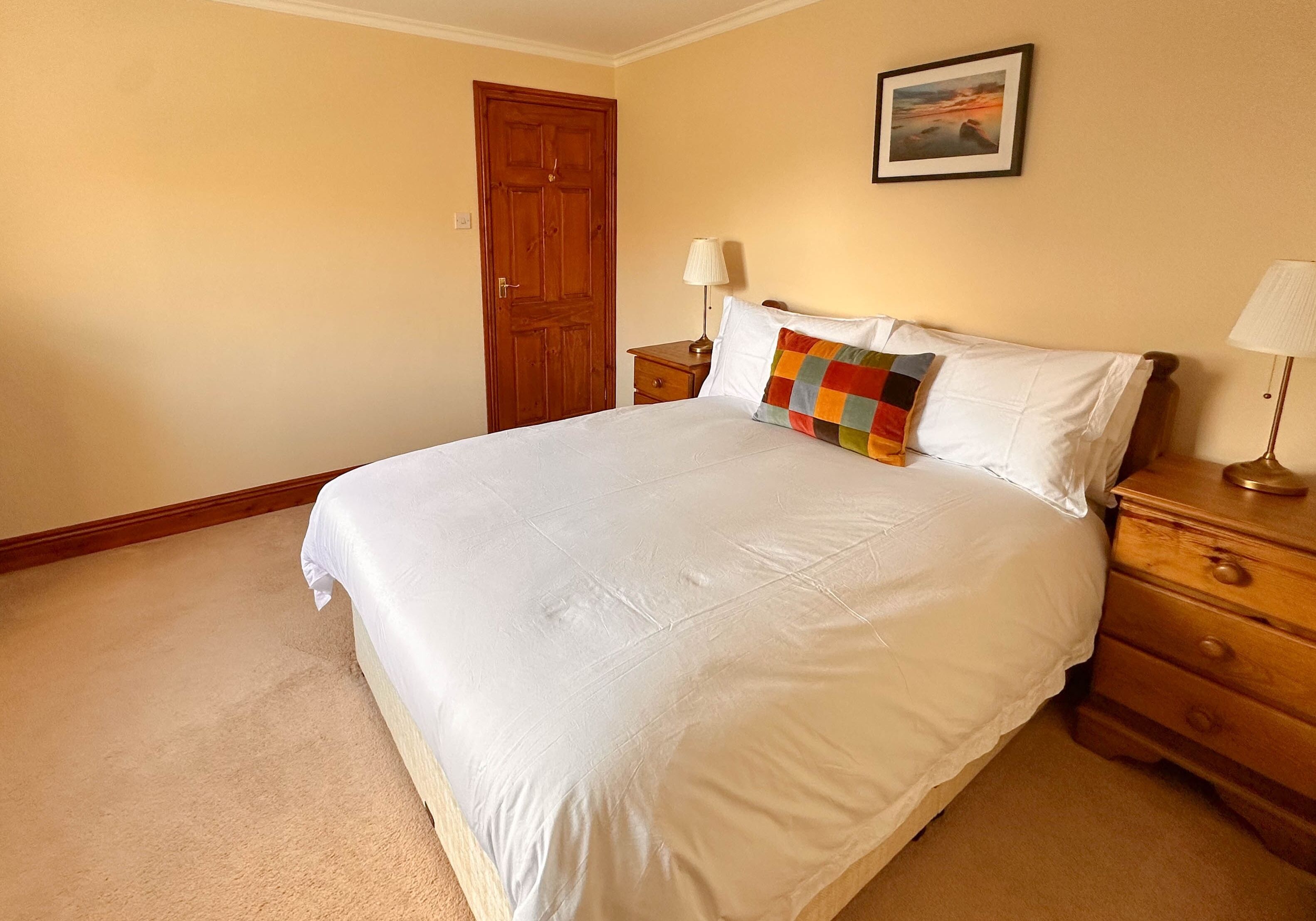 3 soverom, skrivebord, strykejern/-brett og reiseseng for barn