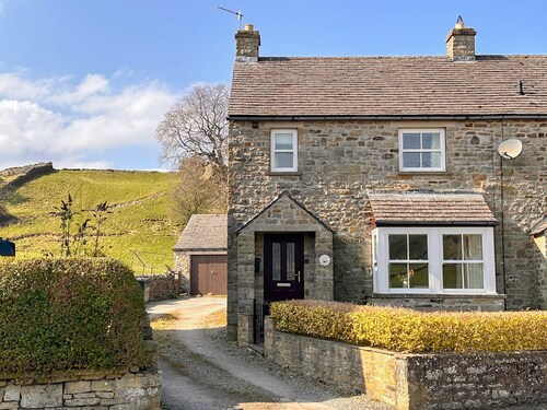 A cosy stone cottage with stunning views, village charm, and adventure at your doorstep