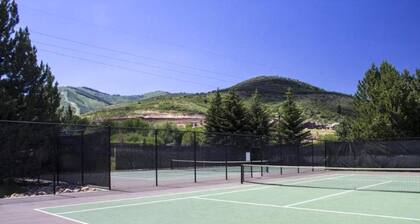 KBM Resorts Hidden Creek Bright & Airy, Near Canyons Cabriolet, Gas Fireplace, Private Hot Tub, Comm Summer Pool Hct-26c