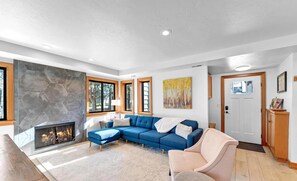 Studio (4 Bedrooms) | Living room | TV, fireplace