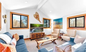 Studio (4 Bedrooms) | Woonruimte | Televisie en een open haard