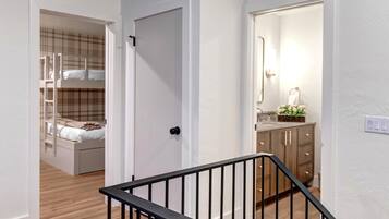 Studio (4 Bedrooms) | Bathroom | Shower, designer toiletries