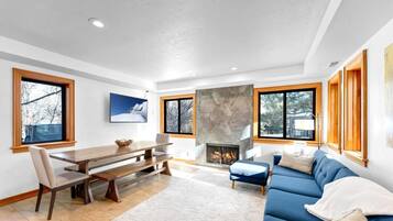 Studio (4 Bedrooms) | Living room | TV