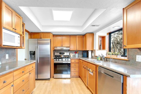 Estudio (4 Bedrooms) | Cocina privada | Refrigerador, microondas, horno y parrilla de estufa 