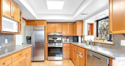 KBM Resorts Hidden Creek Bright and Airy, Near Canyons Cabriolet, Gas Fireplace, Private Hot Tub, Comm Summer Pool Hct-26c